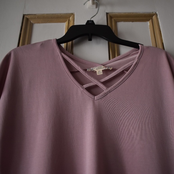 NWT - PINK REPUBLIC - Pink V neck blouse XS - Picture 3 of 5